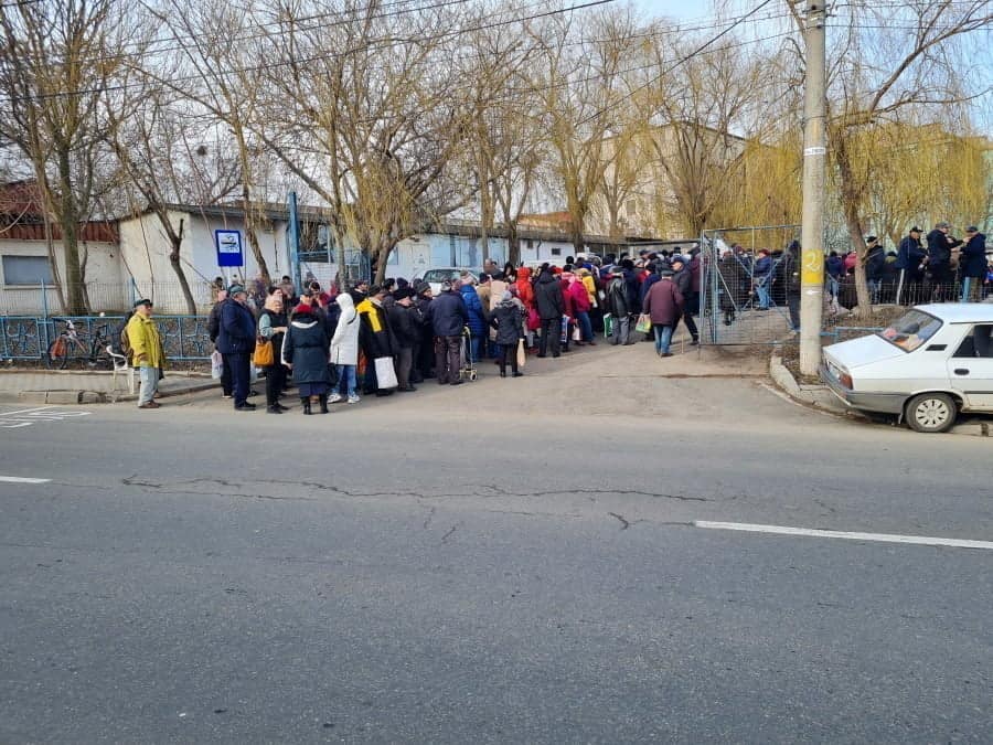 Cozi uriașe la ajutoarele sociale Sursă foto Viața Liberă