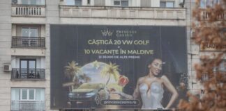 Bucureștiul s-a umplut de panouri publicitare uriașe în care tinere fotografiate în posturi vulgare promovează jocurile de noroc.