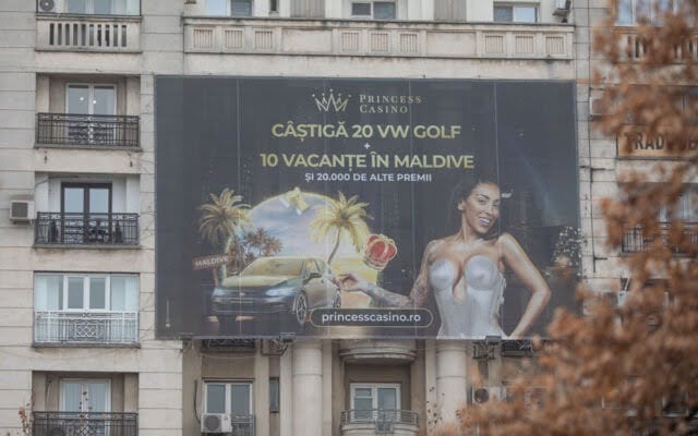 Bucureștiul s-a umplut de panouri publicitare uriașe în care tinere fotografiate în posturi vulgare promovează jocurile de noroc.