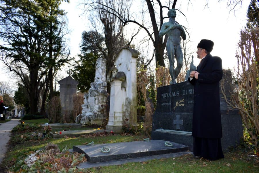 monumentul funerar al lui Nicolae Dumba se află lângă cel al lui Brahms, al familiei Strauss și al lui Beethoven