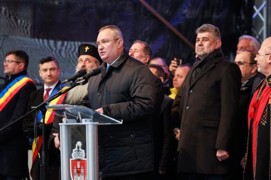 Primarul Mihai Chirica apare într-o singură fotografie, în plan îndepărtat. Foto: Guvernul României.