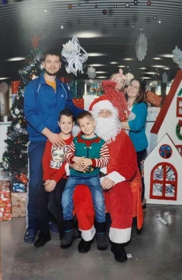 Viktoria și familia ei, la centrul pentru refugiați CATTIA, alături de Moș Crăciun