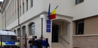 Tinerii care au bătut un polițist în Gara Gugești - Vrancea au fost duși la mandat și au primit 60 de zile de control judiciar fiecare.