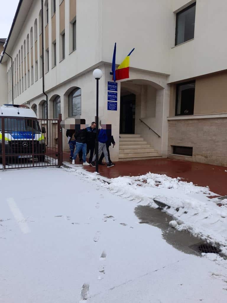 Tinerii care au bătut un polițist în Gara Gugești - Vrancea au fost duși la mandat și au primit 60 de zile de control judiciar fiecare.