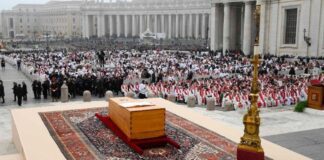 Mii de oameni participă la funeraliile Papei Benedict al XVI-lea