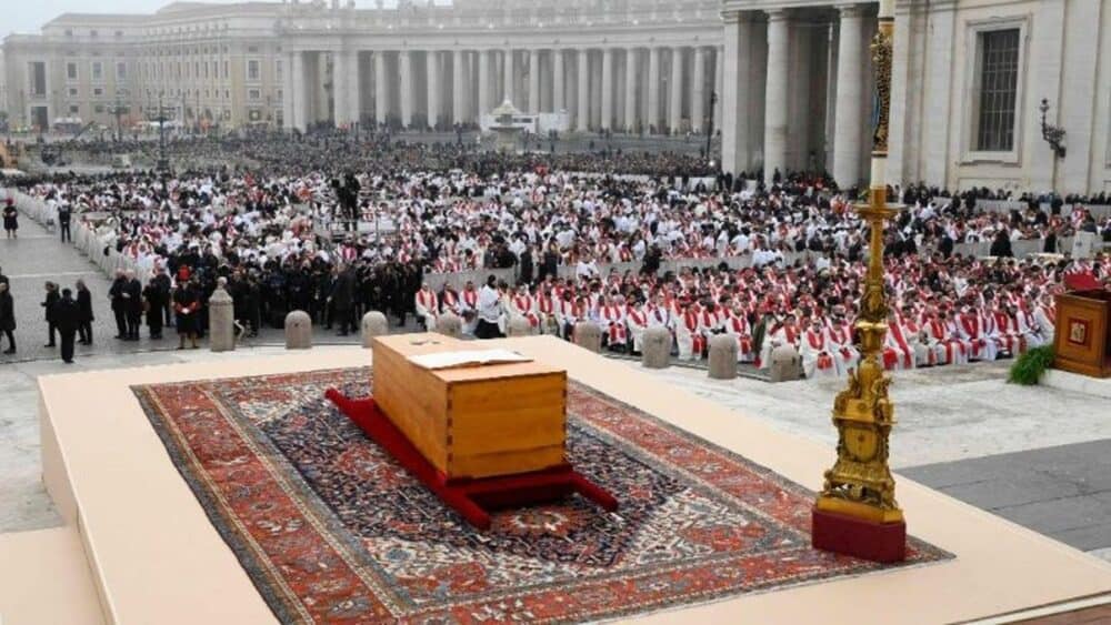 Mii de oameni participă la funeraliile Papei Benedict al XVI-lea