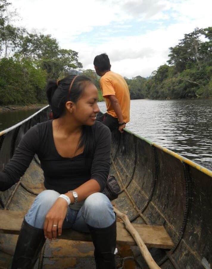 În diverse părți ale Amazonului, transportul se face pe fluviu