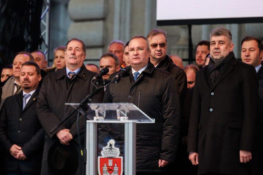 În această fotografie, primarul și președintele Consiliului Județean Iași lipsesc de lângă premierul Ciucă