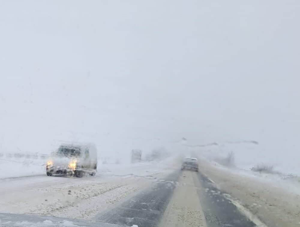 Centrul Infotrafic anunţă că, sâmbătă dimineaţă, traficul este închis pe mai multe drumuri nationale din cauza zăpezii viscolite