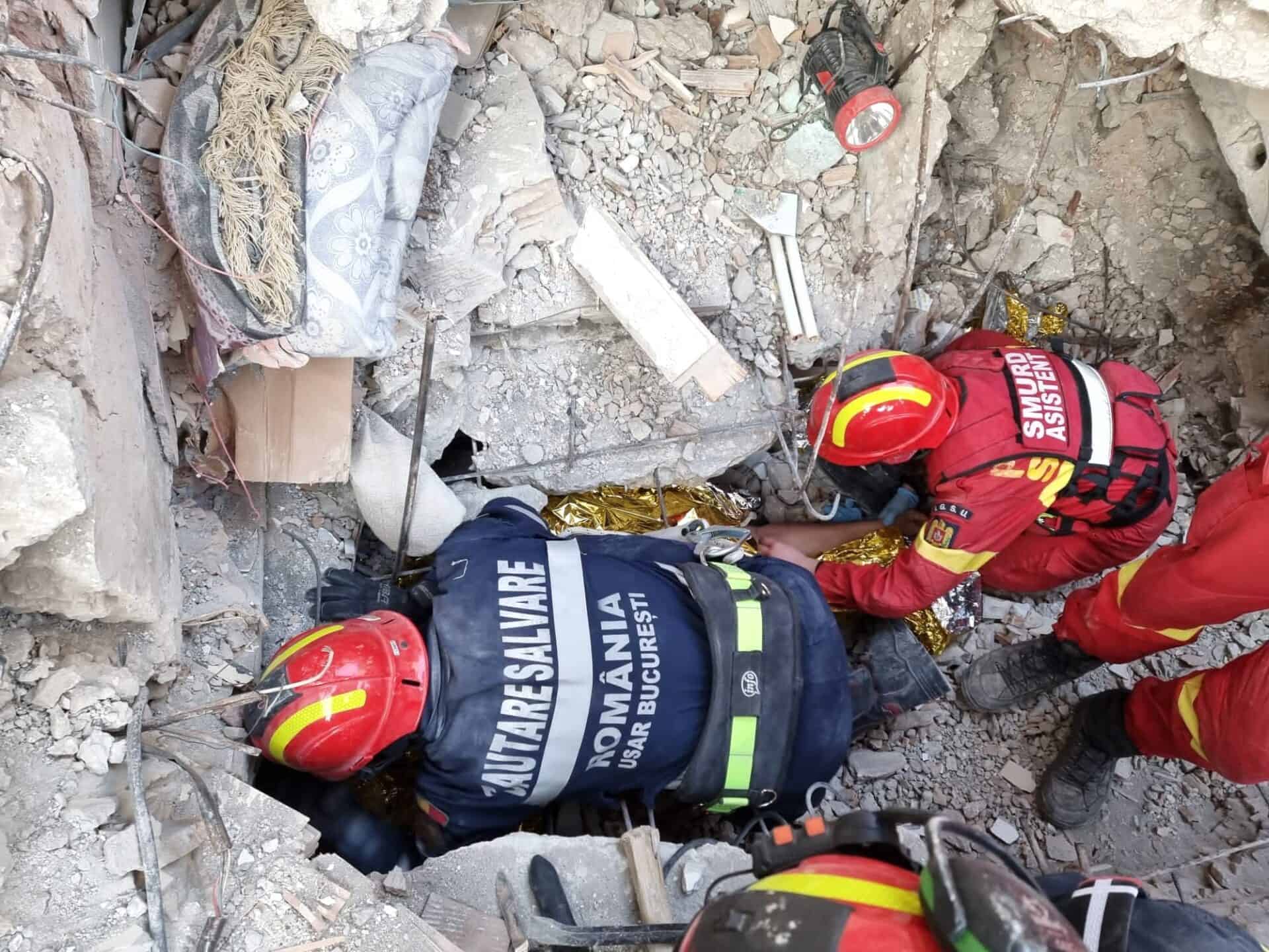 Salvatorii români din Turcia au reușit să scoată viu, de sub ruine un bărbat identificat cu ajutorul senzorilor de amplificare a sunetelor.