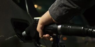 Europa interzice de duminică importurile de carburanți din Rusia, fapt care poate să ducă la crize de aprovizionare.