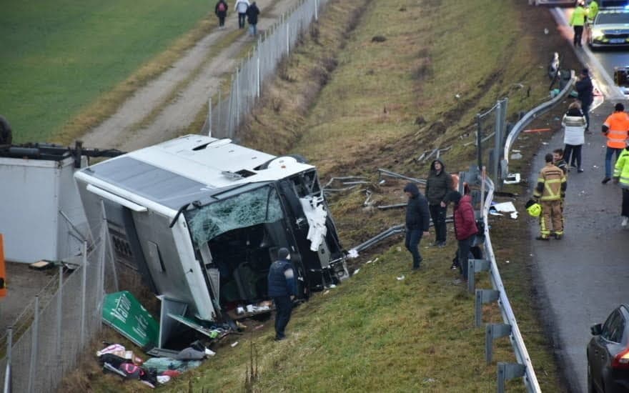 Un autocar cu 32 de români s-a răsturnat în Slovenia. Trei persoane au murit, iar alte patru sunt rănite și au fost transportate la spital.