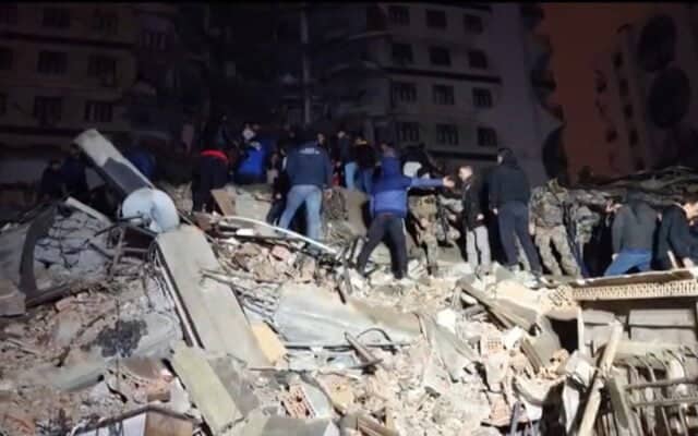 Cel puțin 76 de persoane au murit în Turcia, după ce unul dintre cele mai puternice cutremure care au lovit țara în peste 100 de ani
