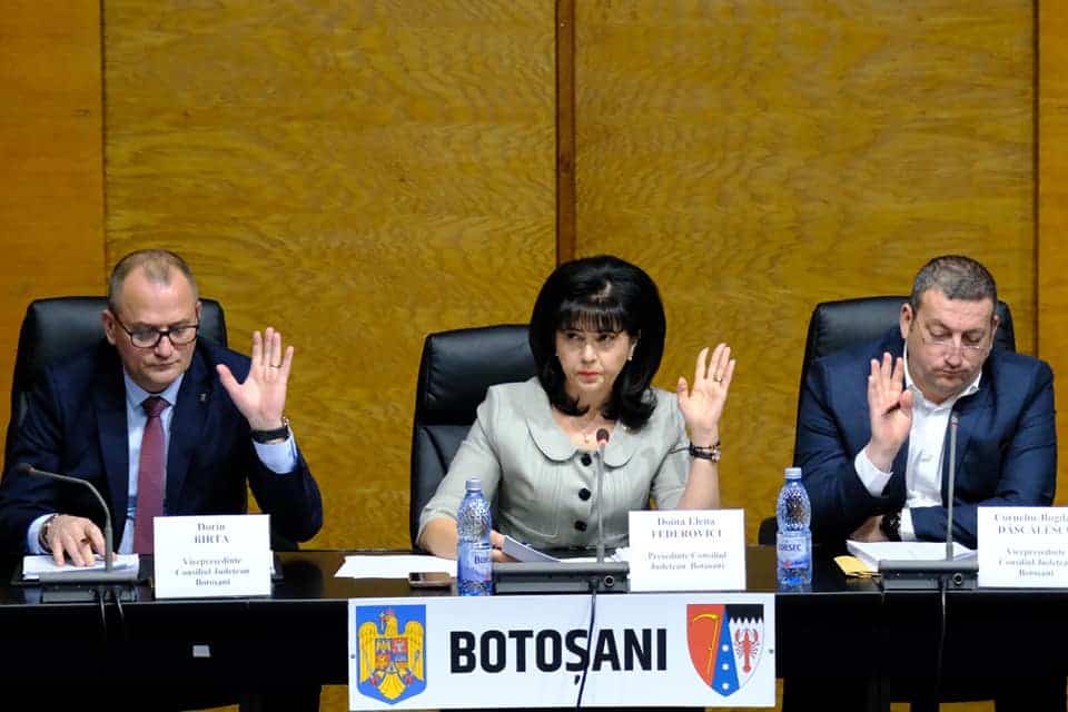 Consilierii județeni Botoșani au aprobat bugetul pe 2023 însă, în varianta adoptată în plen, cei mai mulți bani vor pleca spre funcționare.