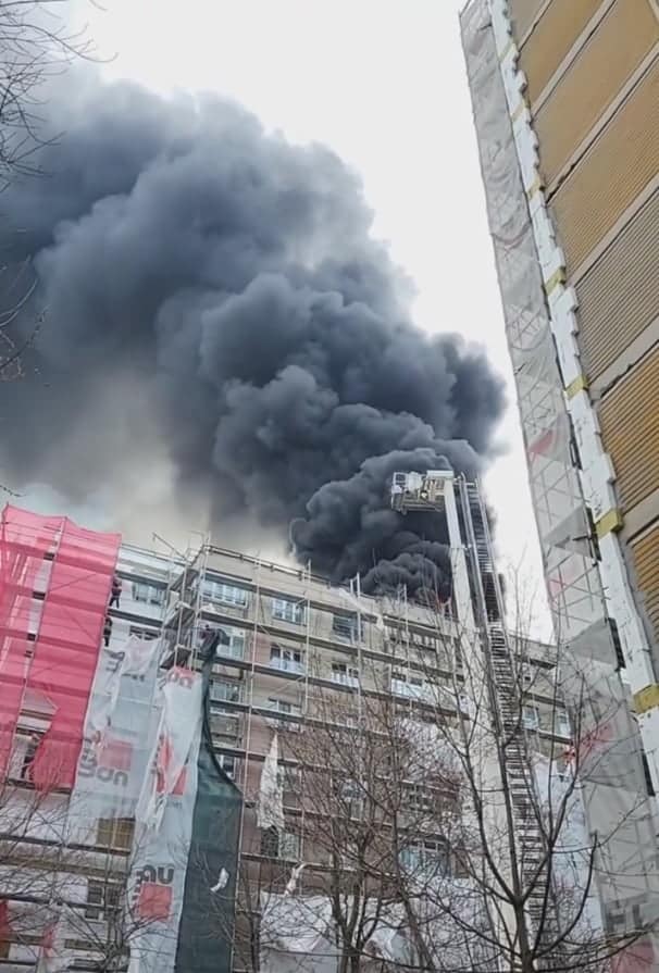 Un incendiu puternic a izbucnit, luni dimineața, la terasa unui bloc din cartierul Rahova din București, cu degajare mare de fum.