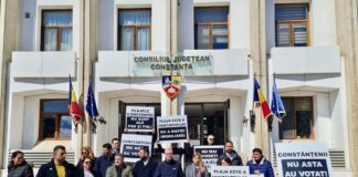 Protest al USR Constanța în fața administrației locale. Primarul Vergil Chițac, acuzat de vânzarea unei plaje în Mamaia către liderul judeţean al PSD