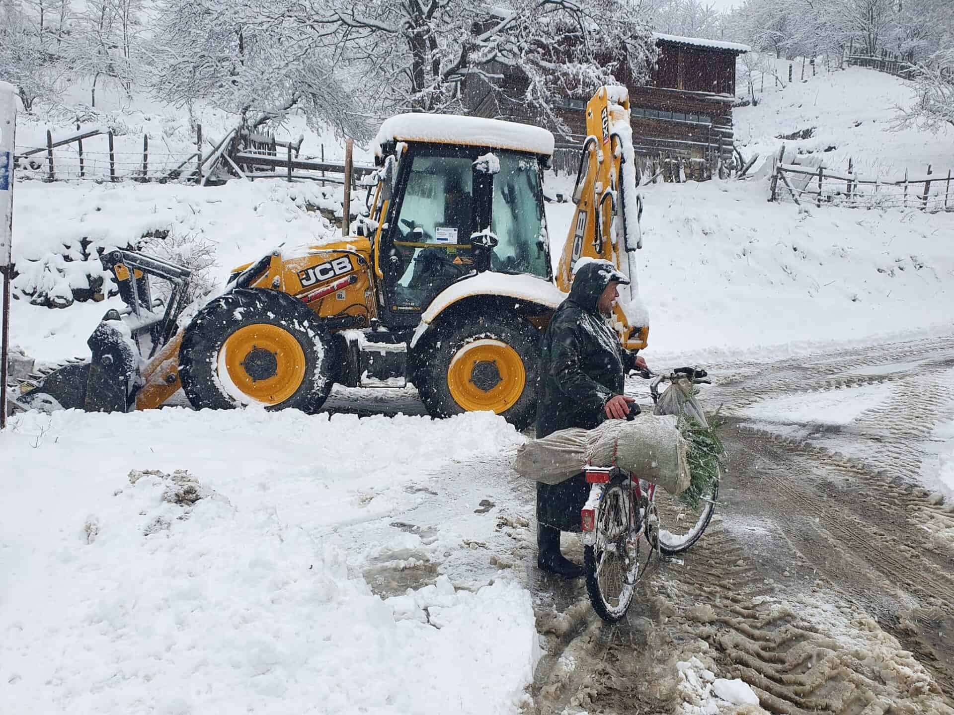 Probleme pe drumurile județene din Vrancea, în urma ninsorii necontenite care a început aseară, iar contractele de deszăpezire au expirat