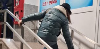 O rampă pentru persoanele cu dizabilități, construită în Aeroportul din Craiova face obiectul criticilor craiovenilor