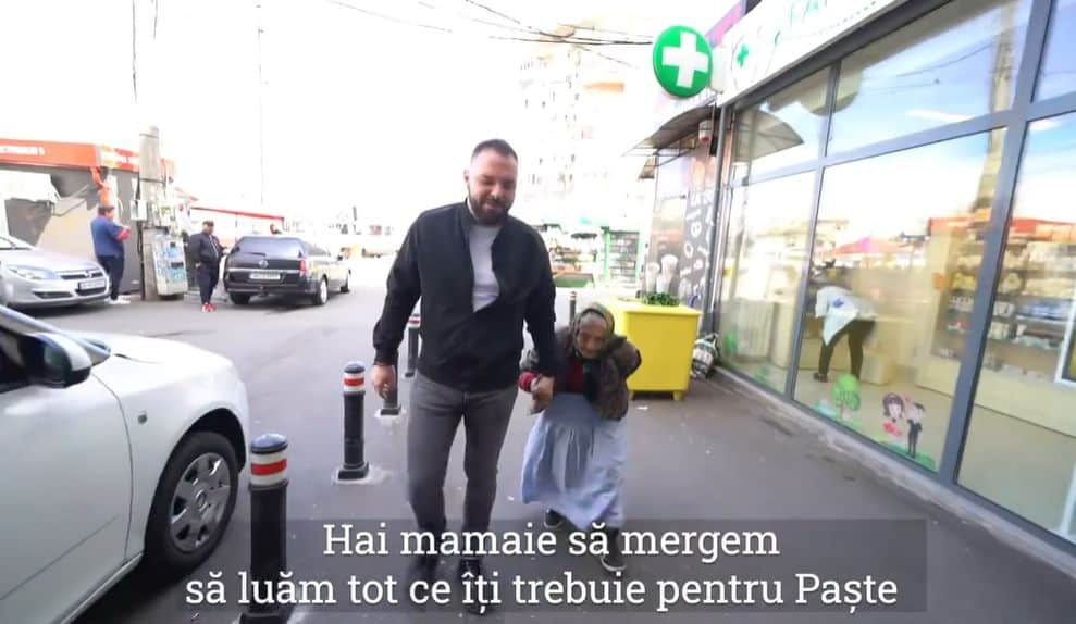 Cum profită fiul lui Piedone de o femeie sărmană Sursă foto captură video Facebook Vlad Popescu Piedone