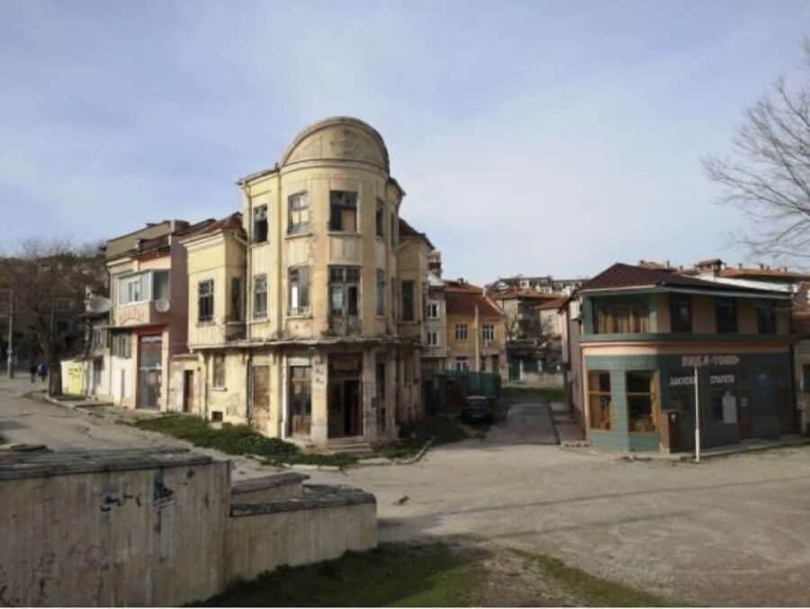 Clădiri abandonate în Șumen, în nordul Bulgariei. Foto: de Małgorzata Kulbaczewska-Figat