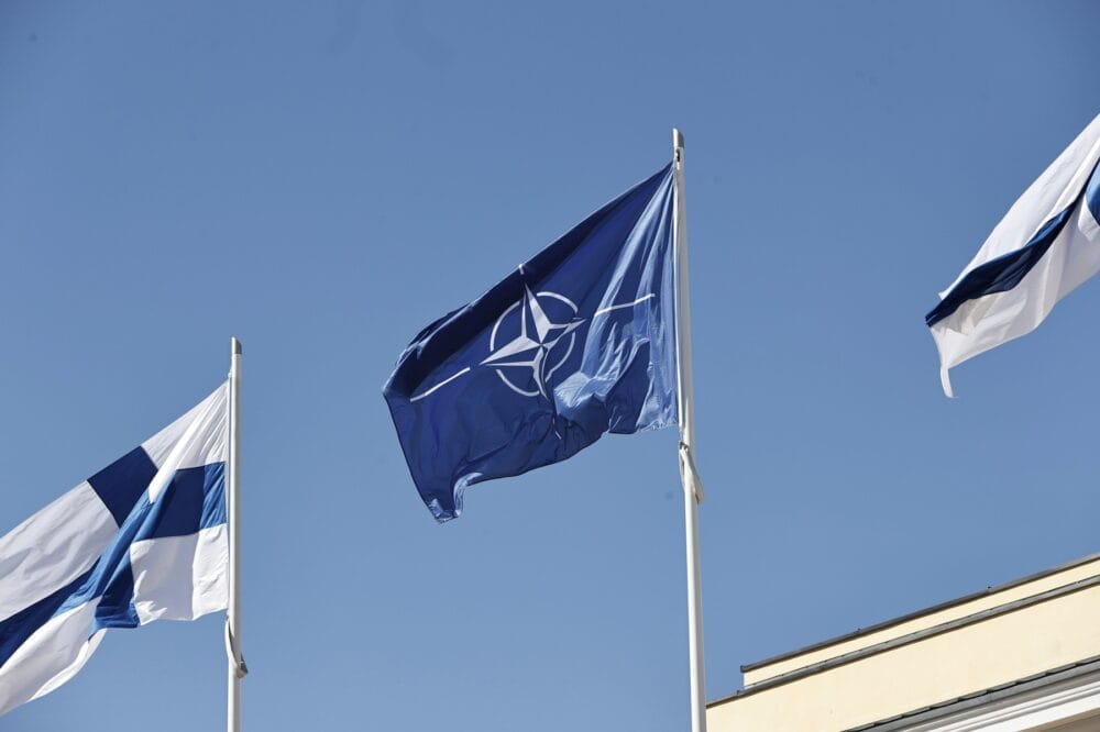 Finlanda a devenit oficial cel de-al 31-lea membru al NATO, marcând o schimbare majoră în peisajul de securitate din nord-estul Europei