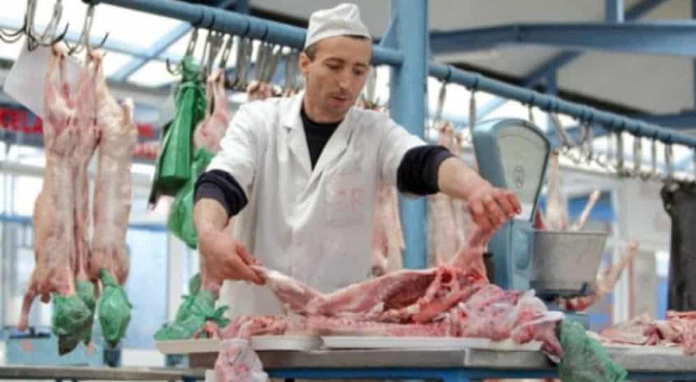 Crescătorii de ovine din comunele ieşene cer 22 de lei/kg pentru mielul „în viu” şi între 40-45 de lei/kg pentru cei tăiaţi.