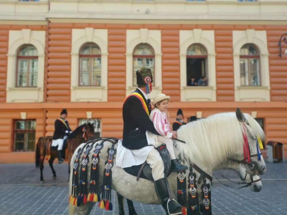 Zeci de mii de oameni au luat parte la Parada Junilor din Brașov