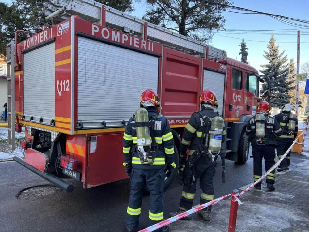 80 de persoane evacuate dintr-un bloc din Mediaș după ce a ars o garsonieră