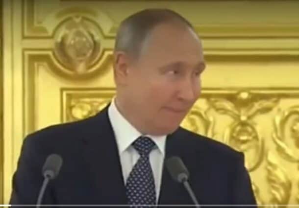 Putin, video în care pare să aştepte cu stângăcie aplauzele care nu vin