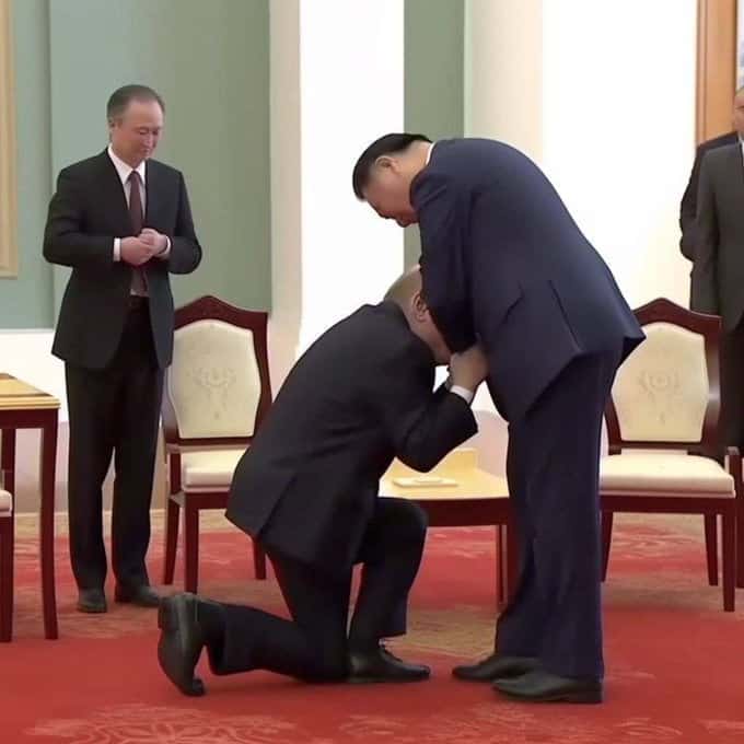 Putin în genunchi în fața lui Xi