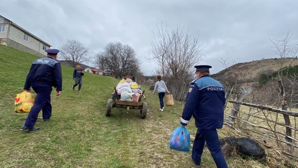 Polițiștii au strâns, ca la fiecare campanie umanitară, hrană neperisabilă, dulciuri, rechizite, jucării, produse de igienă personală