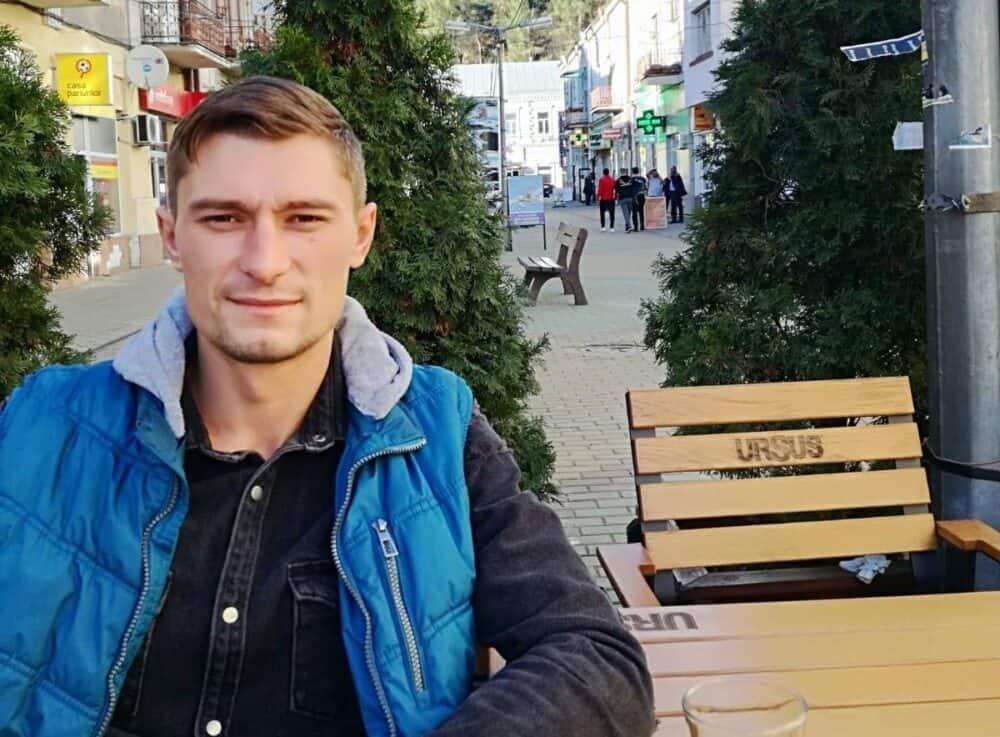 Plutonierul IGSU Iaşi SMURD Ioan Iacomi se arăta ca fiind un tip foarte jovial şi social. Puţini însă ştiau faptul că Iacomi aducea heroină din Bucureşti şi din vest, apoi o vindea prin Iaşi.