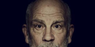 Comedie infernală este un spectacol pe care autorul său, Michael Sturminger, l-a scris special pentru John Malkovich.