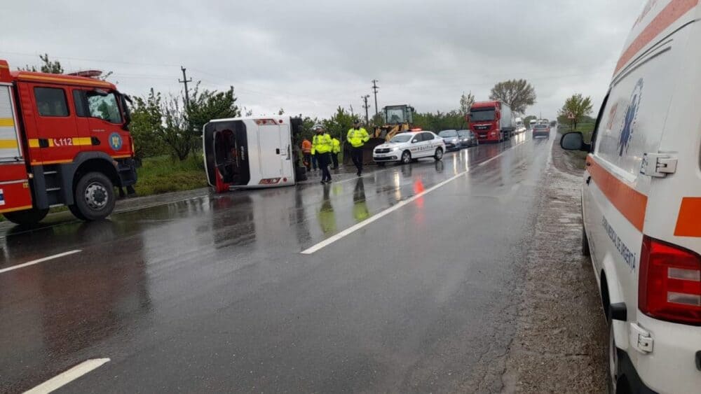 Un autocar cu 32 de persoane s-a răsturnat pe un drum național din Buzău. A fost activat Planul roşu