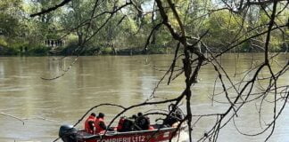 Bărbatul care a condus o barcă plină cu oameni care s-a răsturnat în Mureş, eliberat. Pompierii au reluat căutarea celor 4 persoane dispărute