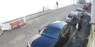 Polițistul din Arad care a lovit o pensionară pe stradă, surprins de o cameră de supraveghere în momentul agresiunii – VIDEO