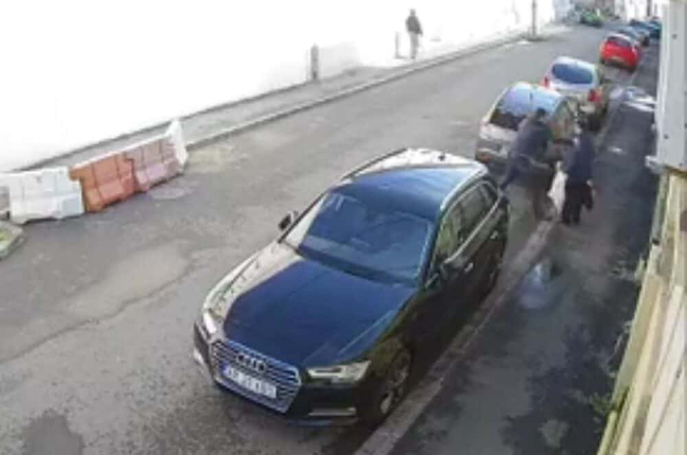 Polițistul din Arad care a lovit o pensionară pe stradă, surprins de o cameră de supraveghere în momentul agresiunii – VIDEO