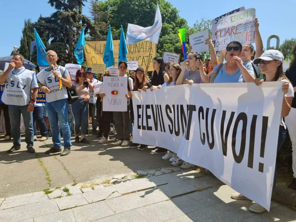 Grevă în educație. Sute de profesori și elevi au protestat la Constanța: ”Vrem respect!”