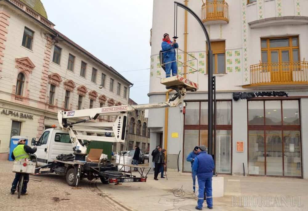 Primăria Oradea reabilitează iluminatul public în mai multe cartiere din oraș. Cât vor costa lucrările