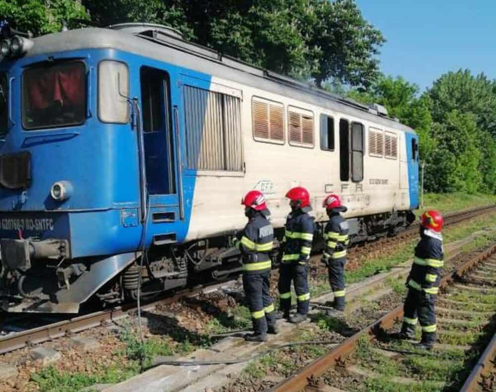 O locomotivă a luat foc într-o gară din Iași. 200 de călători au fost evacuaţi