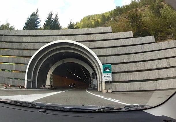 Tunelul lipsa de 2 km, dintre Deva si Lugoj, care ar trebui sa faca functional acel ciot de autostrada lipsa, va fi construit in 34 de luni.