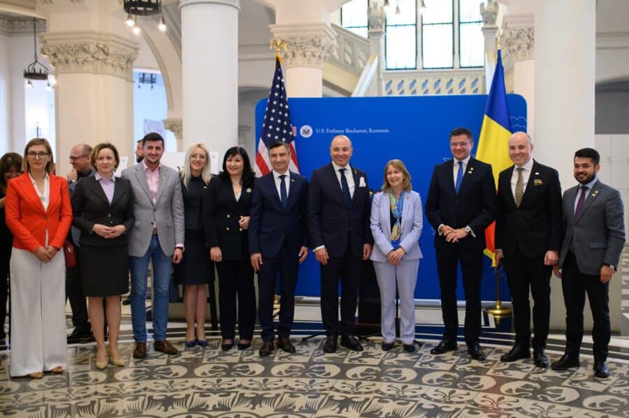 Din fotografia cu ambasadoarea SUA lipsesc pesediștii. Mihai Chirica este la dreapta lui Kathleen Kavalec, iar Costel Alexe la stânga