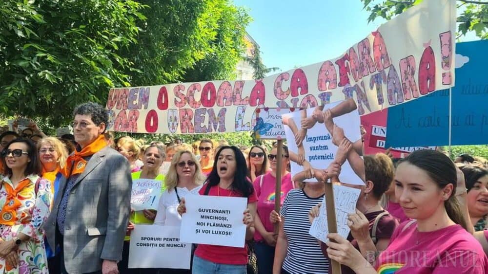 Peste 1.200 de dascăli au protestat la Oradea: „Ciucă, repetent! Ciolacu, repetent! Deca, repetentă!”