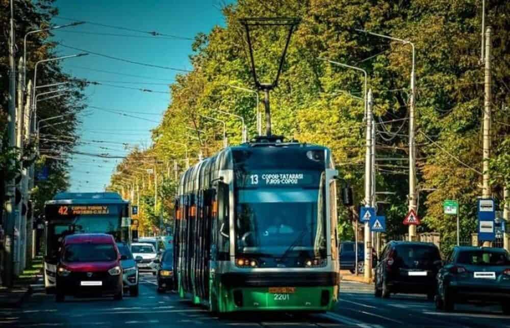 Transportul public din Iași, în colaps: deficit de 65.000 de locuri/oră. Primăria nu face nimic