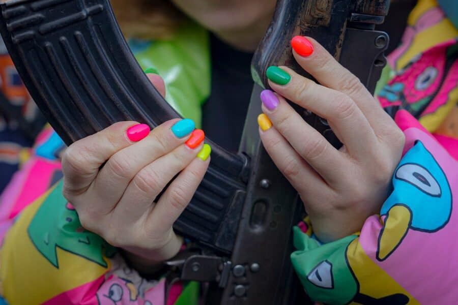 O tânără mânuiește o armă în timpul unui antrenament de luptă pentru civili, organizat de unitatea de forțe speciale Azov, din cadrul Gărzii Naționale a Ucrainei, în Mariupol, regiunea Donețk, estul Ucrainei, 13 februarie 2022. (AP Photo/Vadim Ghirda)
