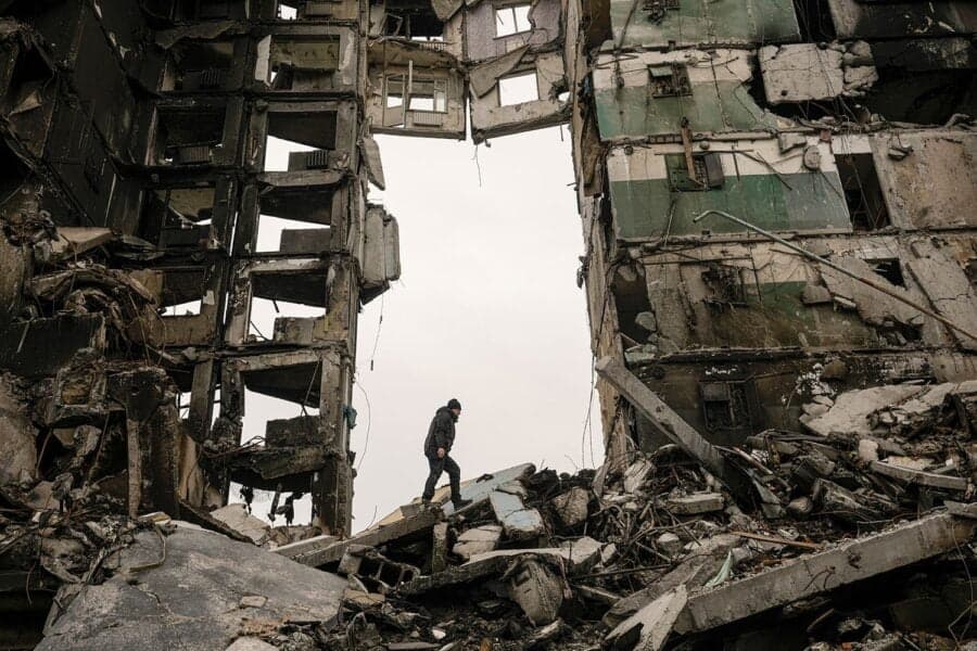 Un localnic caută bunuri într-un bloc distrus în timpul luptelor dintre forțele ucrainene și rusești în Borodianka, Ucraina, marți, 5 aprilie 2022. (AP Photo/Vadim Ghirda)