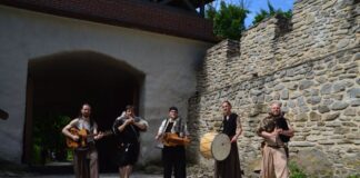 Festival medieval, la Deva. Concursuri de tir cu arcul și demonstraţii de lupte între cavaleri