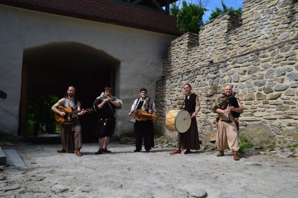 Festival medieval, la Deva. Concursuri de tir cu arcul și demonstraţii de lupte între cavaleri