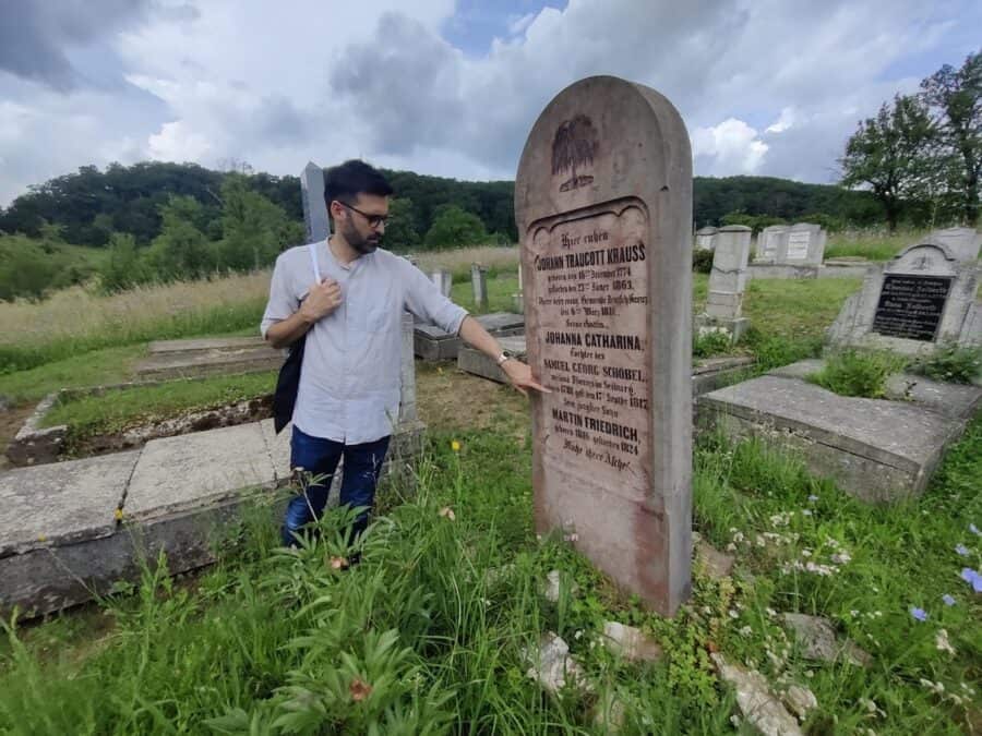 George Meiu, în cimitirul de la Criț, lângă unul dintre foștii proprietari ai casei pe care a cumpărat-o