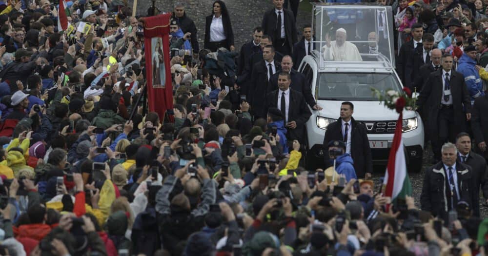 Primul Papamobil românesc, folosit de Papa Francisc în timpul vizitei în România, expus în premieră la Sibiu